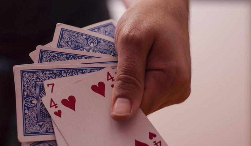 포커 블러핑 (Bluffing)